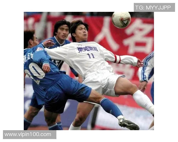 足球明星李华的个人简介及高清图片欣赏，了解他的职业生涯与成就