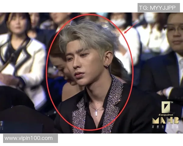 足球明星亲自示范头皮屑广告展现自信魅力引领时尚潮流